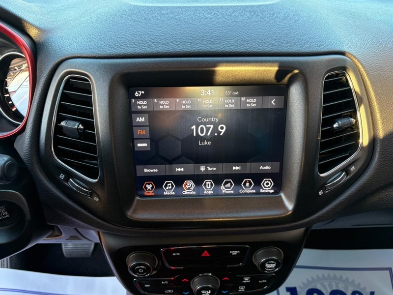 Jeep Compass Vehicle Full-screen Gallery Image 13