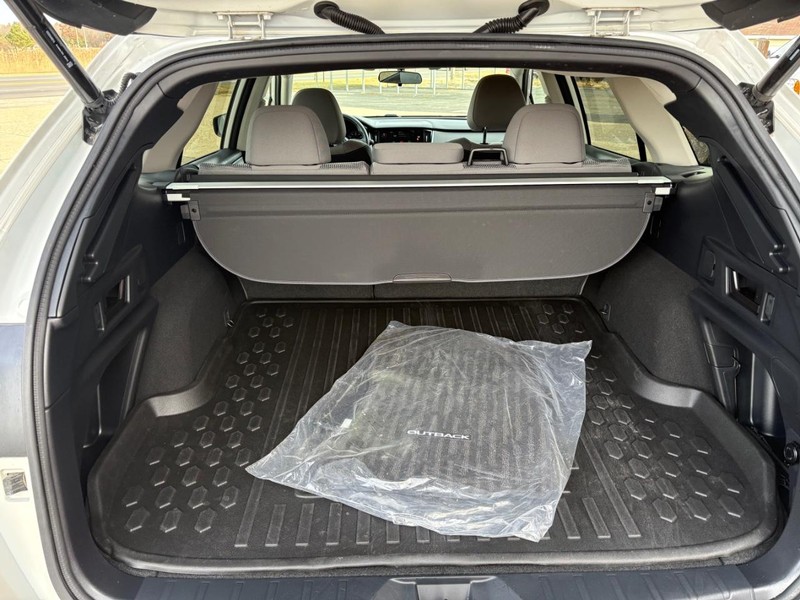 Subaru Outback Vehicle Full-screen Gallery Image 11