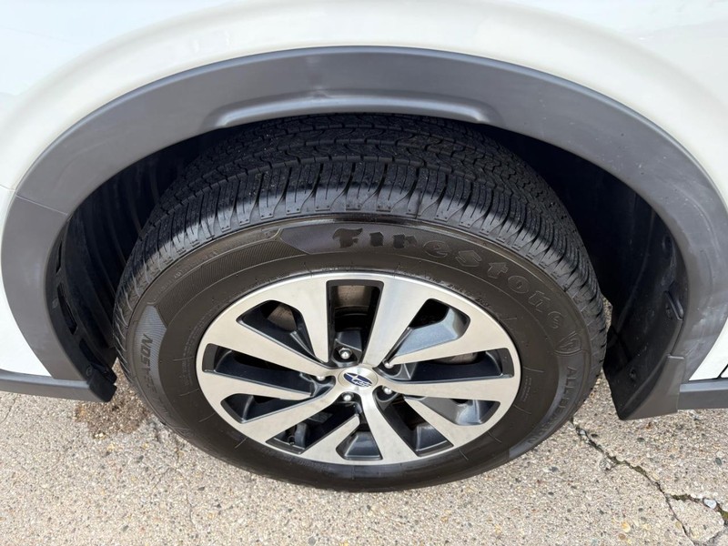 Subaru Outback Vehicle Full-screen Gallery Image 17