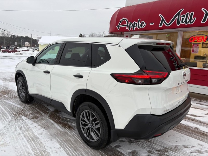 Nissan Rogue Vehicle Full-screen Gallery Image 02