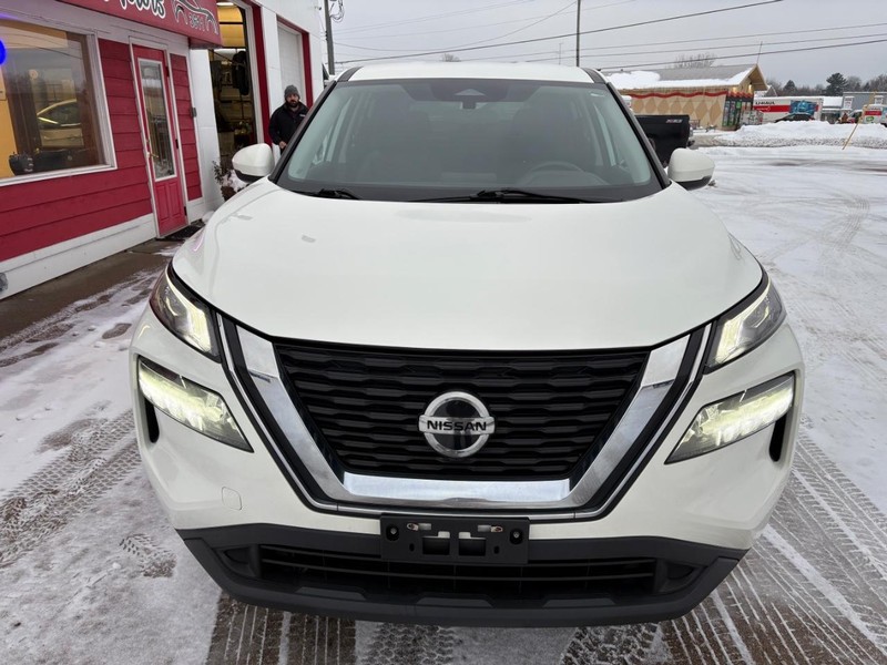 Nissan Rogue Vehicle Full-screen Gallery Image 04