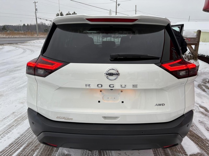 Nissan Rogue Vehicle Full-screen Gallery Image 05