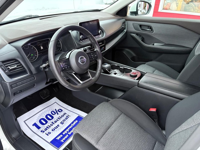 Nissan Rogue Vehicle Full-screen Gallery Image 06