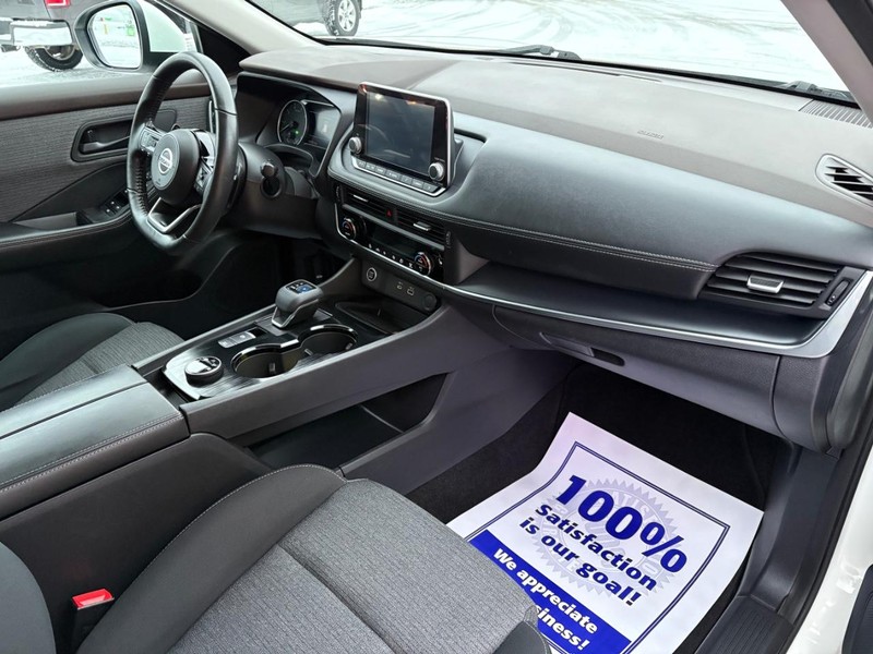 Nissan Rogue Vehicle Full-screen Gallery Image 08