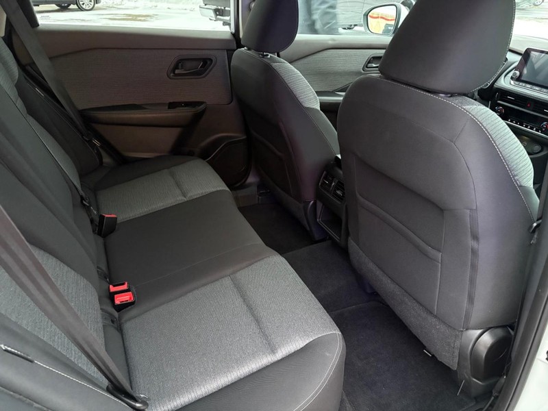 Nissan Rogue Vehicle Full-screen Gallery Image 09