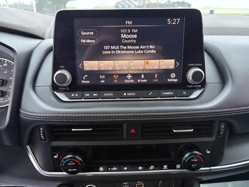 Nissan Rogue Vehicle Full-screen Gallery Image 12