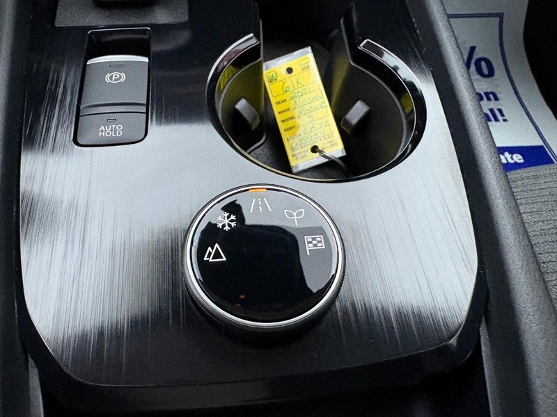 Nissan Rogue Vehicle Full-screen Gallery Image 14