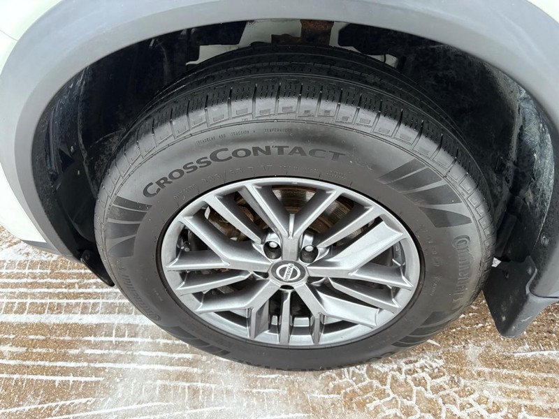 Nissan Rogue Vehicle Full-screen Gallery Image 15