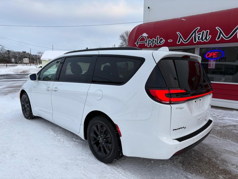 Chrysler Pacifica Vehicle Full-screen Gallery Image 02