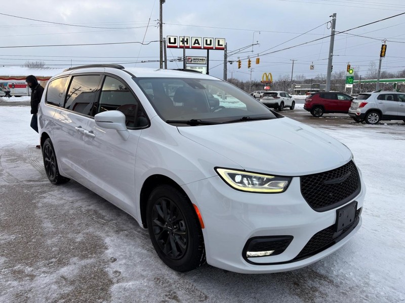 Chrysler Pacifica Vehicle Full-screen Gallery Image 03