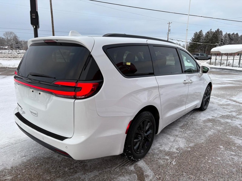 Chrysler Pacifica Vehicle Full-screen Gallery Image 04