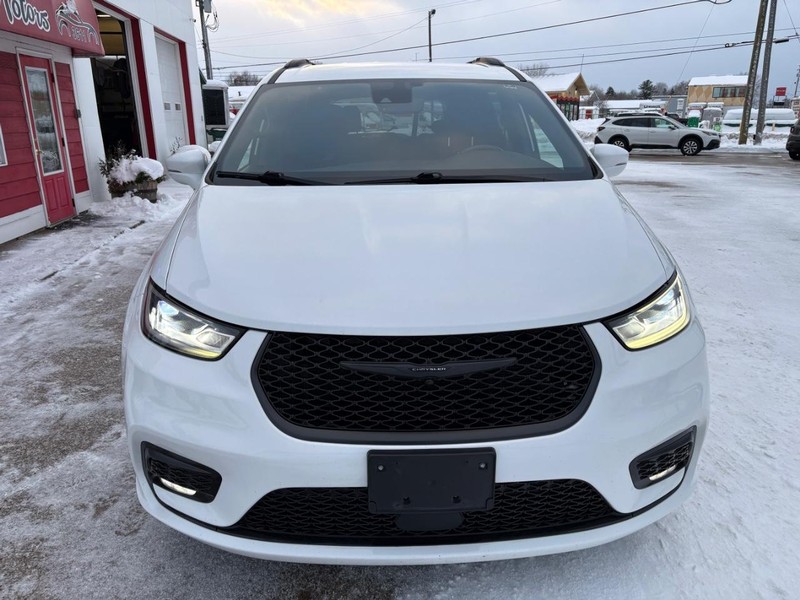 Chrysler Pacifica Vehicle Full-screen Gallery Image 05