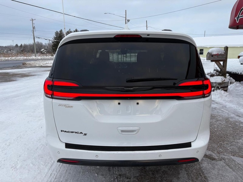 Chrysler Pacifica Vehicle Full-screen Gallery Image 06