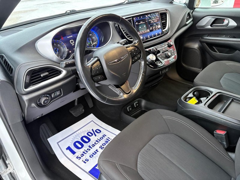 Chrysler Pacifica Vehicle Full-screen Gallery Image 07