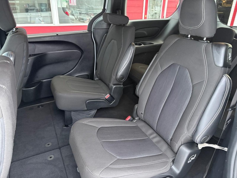 Chrysler Pacifica Vehicle Full-screen Gallery Image 08