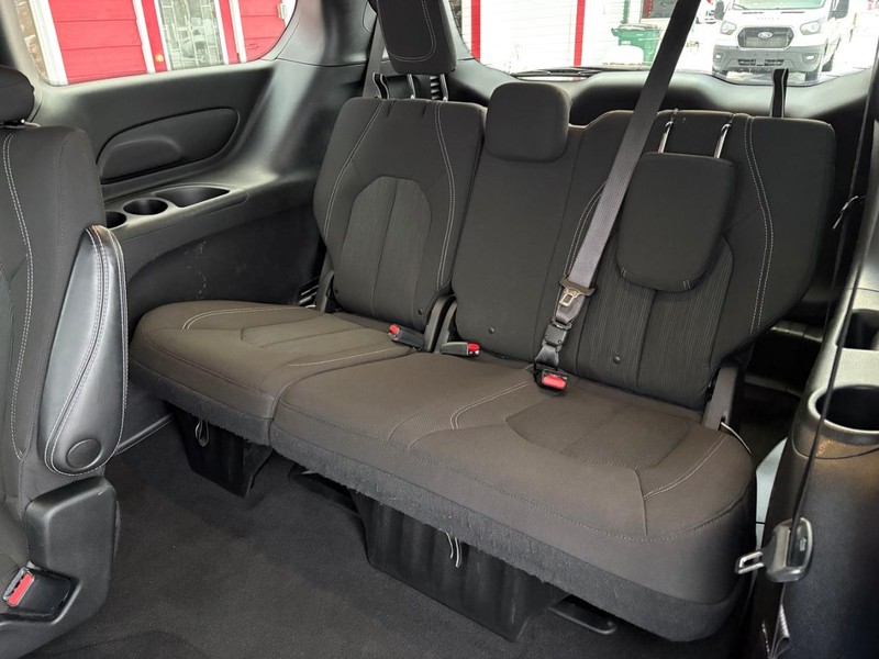 Chrysler Pacifica Vehicle Full-screen Gallery Image 09