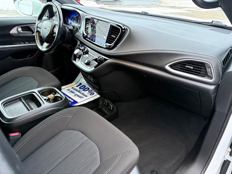 Chrysler Pacifica Vehicle Full-screen Gallery Image 10