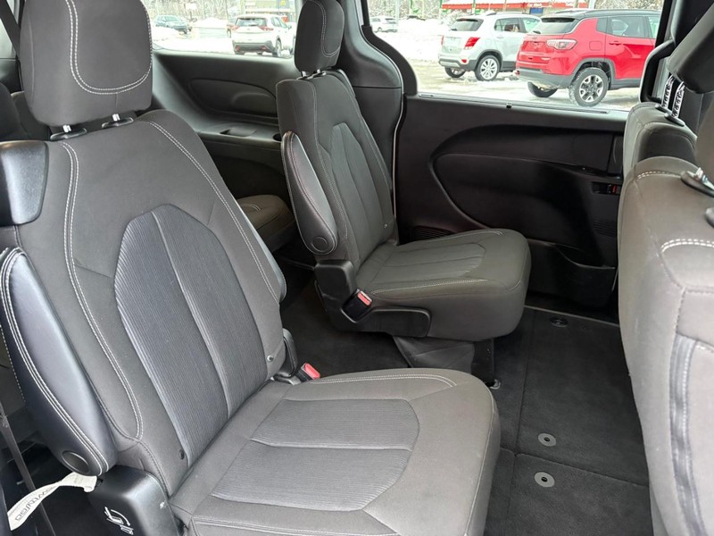 Chrysler Pacifica Vehicle Full-screen Gallery Image 11