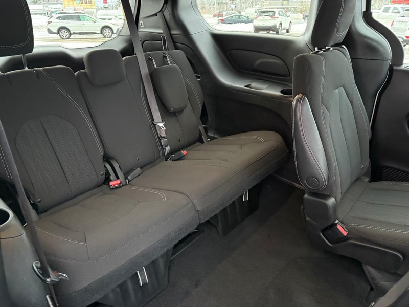 Chrysler Pacifica Vehicle Full-screen Gallery Image 12