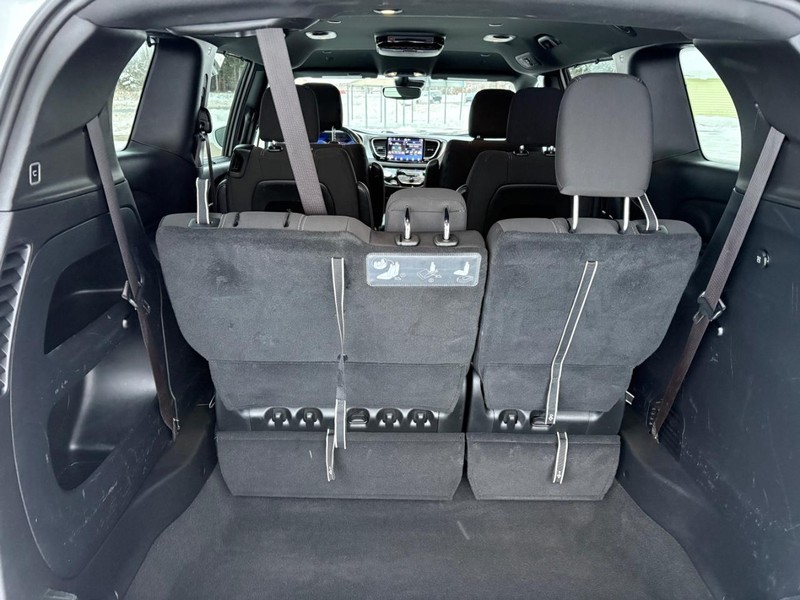 Chrysler Pacifica Vehicle Full-screen Gallery Image 13