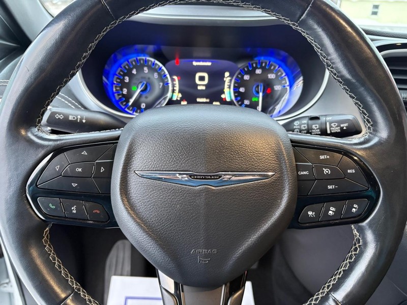 Chrysler Pacifica Vehicle Full-screen Gallery Image 14