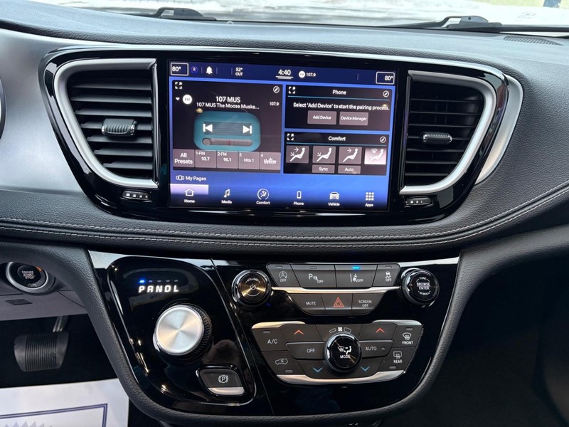 Chrysler Pacifica Vehicle Full-screen Gallery Image 15