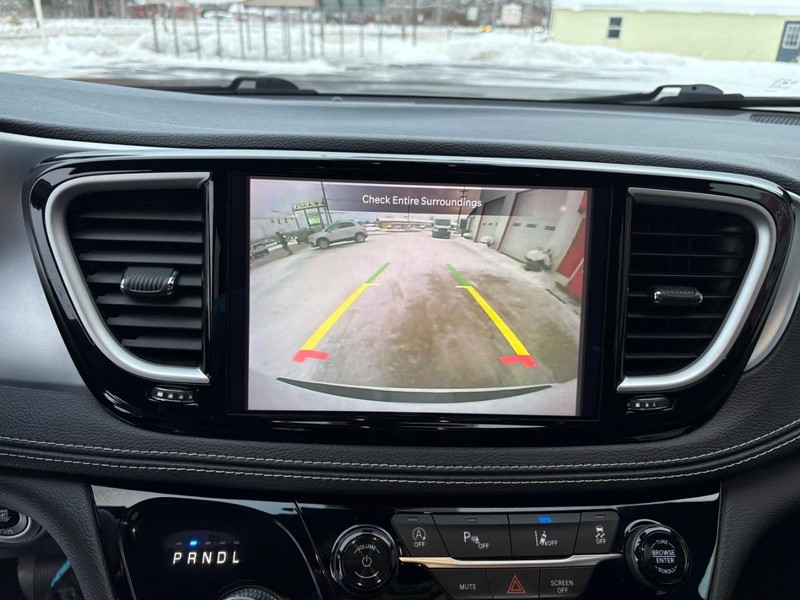 Chrysler Pacifica Vehicle Full-screen Gallery Image 16