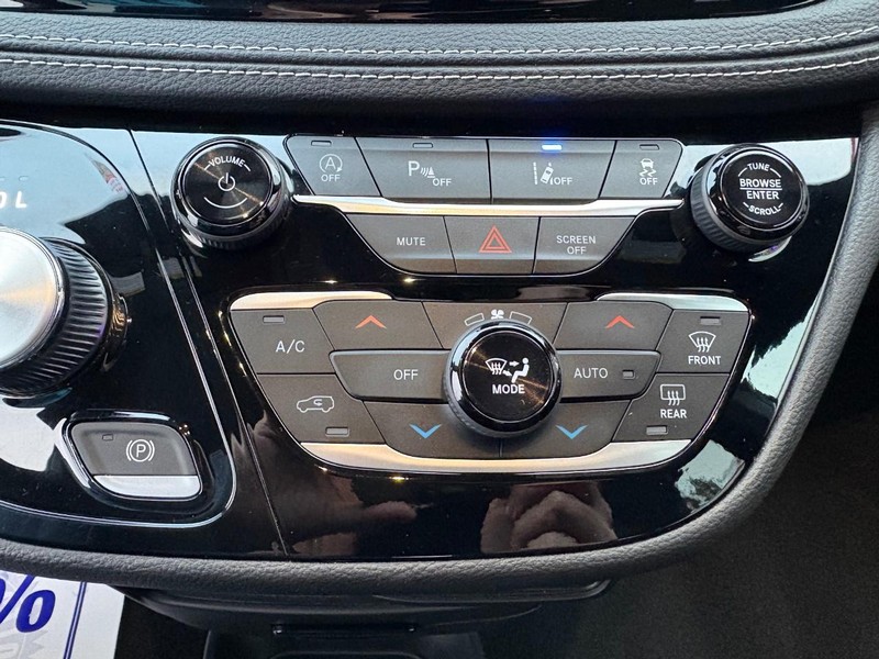 Chrysler Pacifica Vehicle Full-screen Gallery Image 17