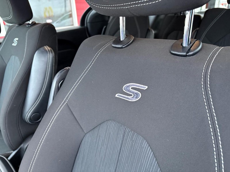 Chrysler Pacifica Vehicle Full-screen Gallery Image 18