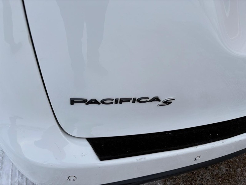 Chrysler Pacifica Vehicle Full-screen Gallery Image 20