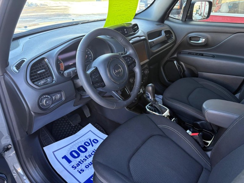 Jeep Renegade Vehicle Full-screen Gallery Image 07