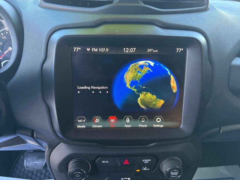 Jeep Renegade Vehicle Full-screen Gallery Image 13