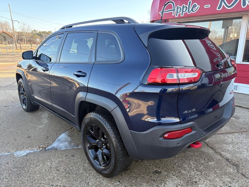 Jeep Cherokee Vehicle Full-screen Gallery Image 02