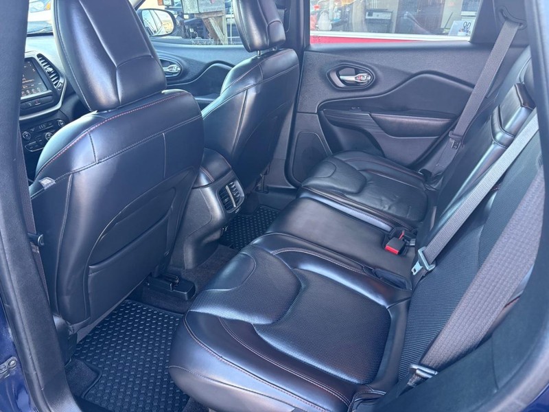 Jeep Cherokee Vehicle Full-screen Gallery Image 08