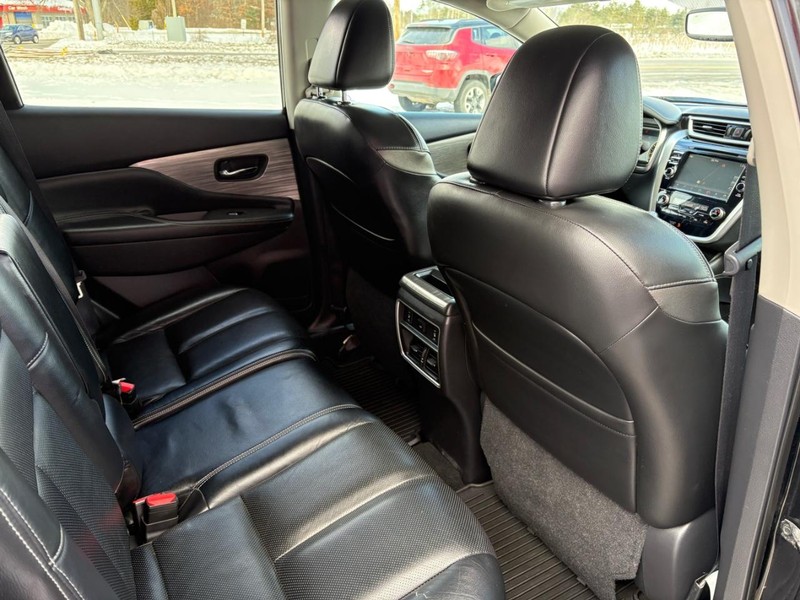 Nissan Murano Vehicle Full-screen Gallery Image 11