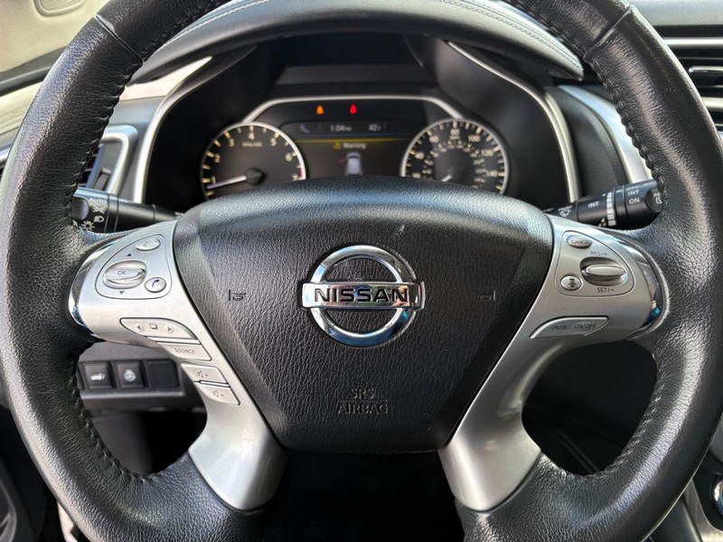 Nissan Murano Vehicle Full-screen Gallery Image 12