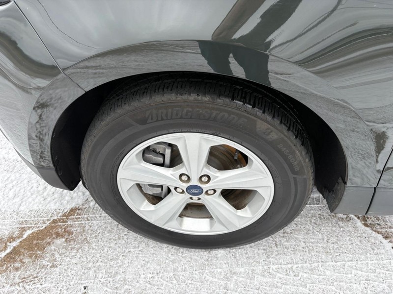 Ford Edge Vehicle Full-screen Gallery Image 16