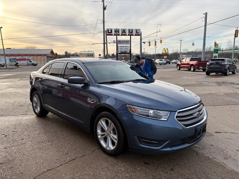 Ford Taurus Vehicle Full-screen Gallery Image 03