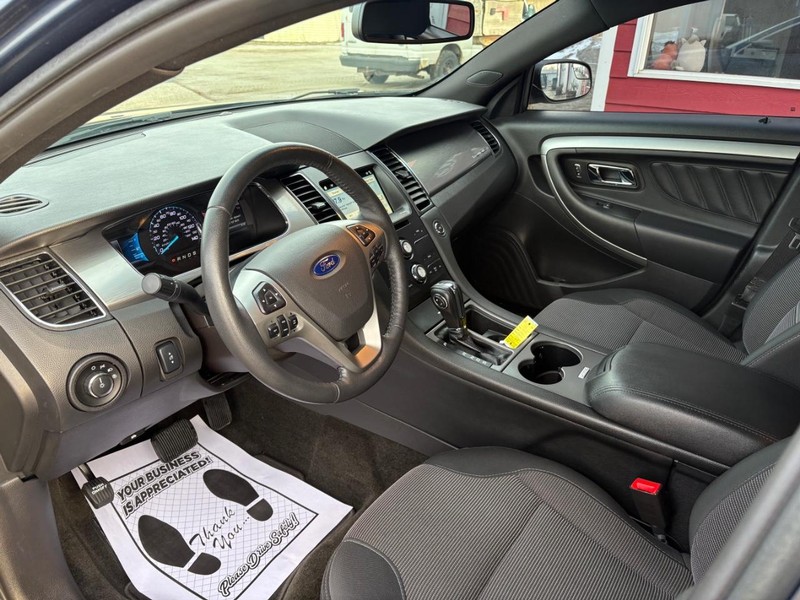 Ford Taurus Vehicle Full-screen Gallery Image 07