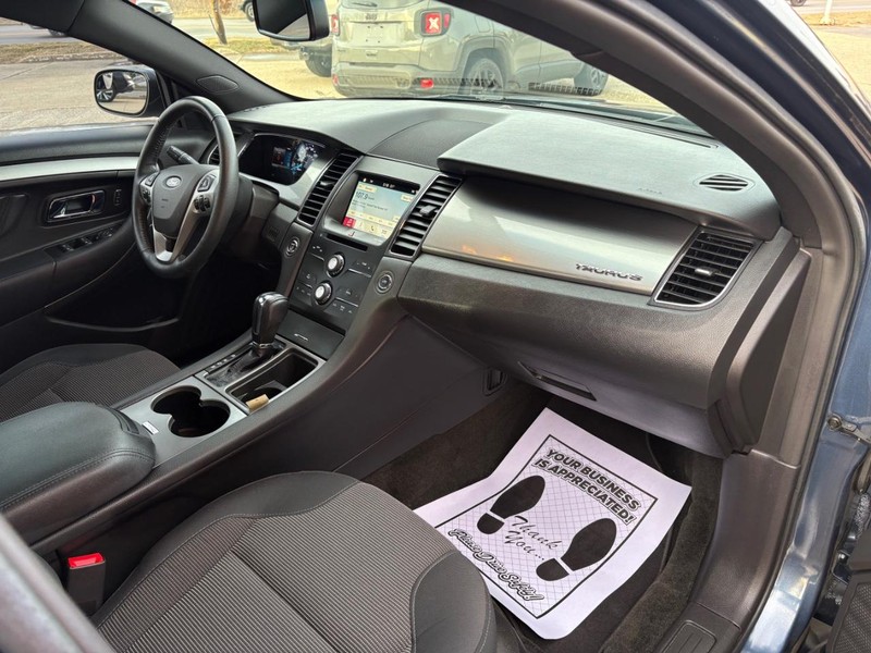 Ford Taurus Vehicle Full-screen Gallery Image 09