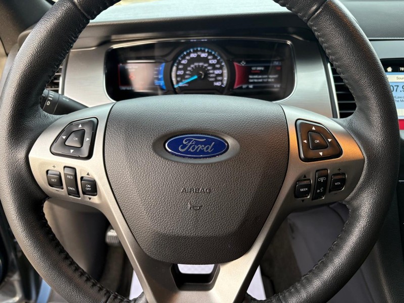 Ford Taurus Vehicle Full-screen Gallery Image 11