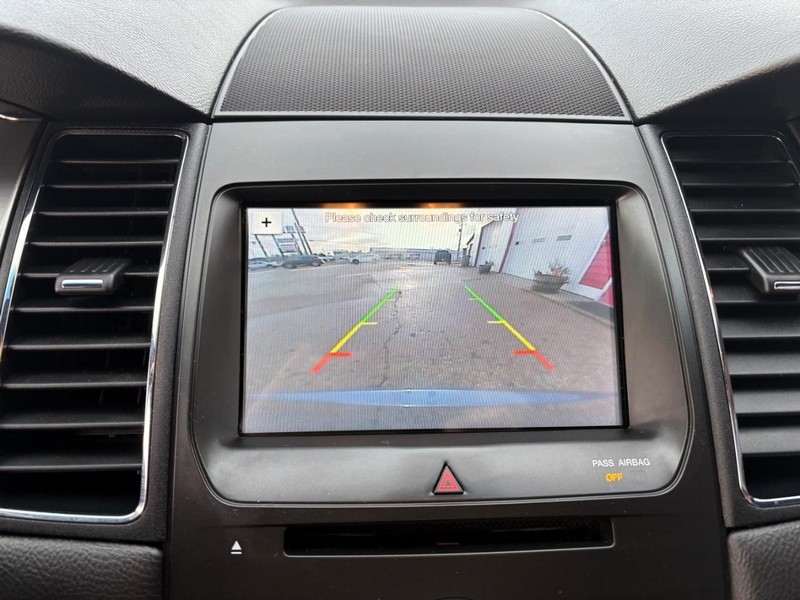 Ford Taurus Vehicle Full-screen Gallery Image 13