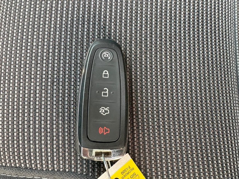 Ford Taurus Vehicle Full-screen Gallery Image 15