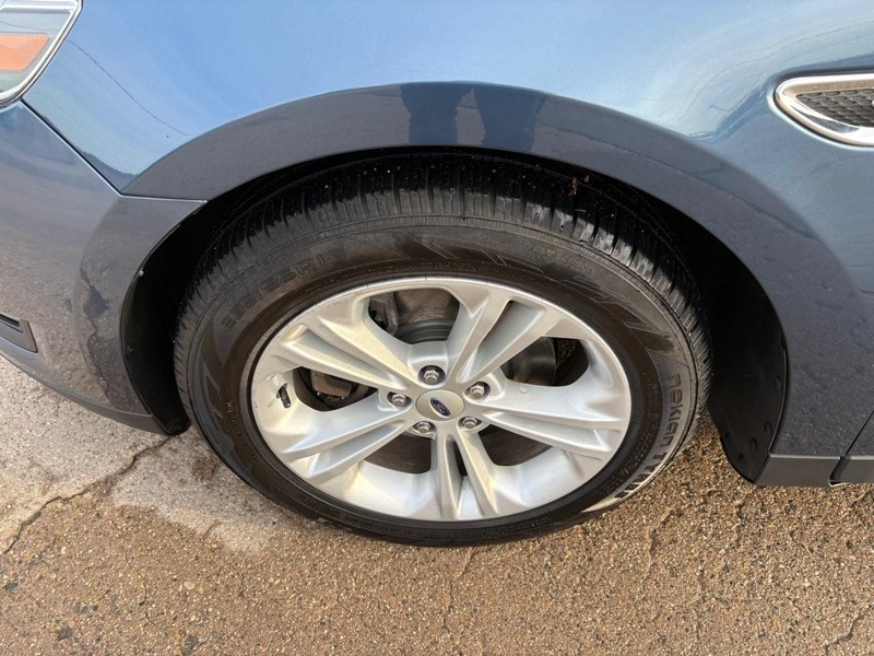 Ford Taurus Vehicle Full-screen Gallery Image 16