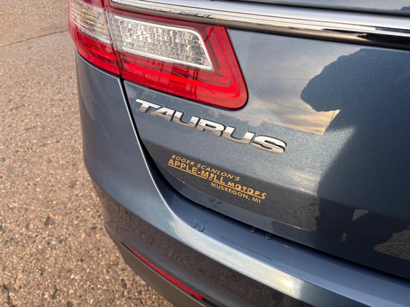 Ford Taurus Vehicle Full-screen Gallery Image 17