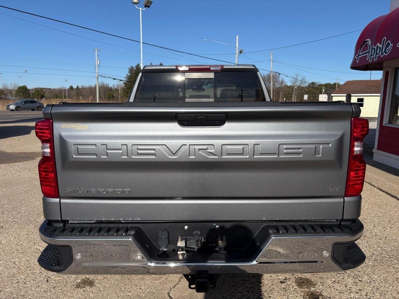 Chevrolet Silverado 1500 LTD Vehicle Full-screen Gallery Image 06