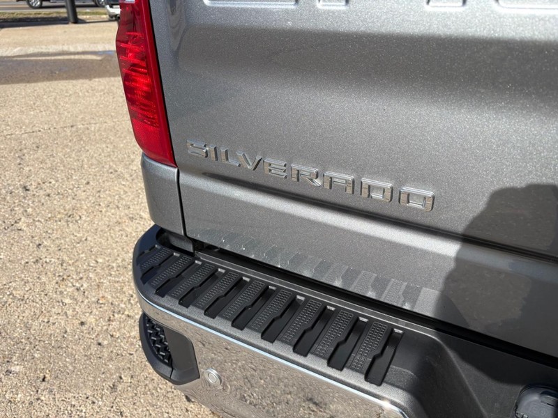 Chevrolet Silverado 1500 LTD Vehicle Full-screen Gallery Image 18