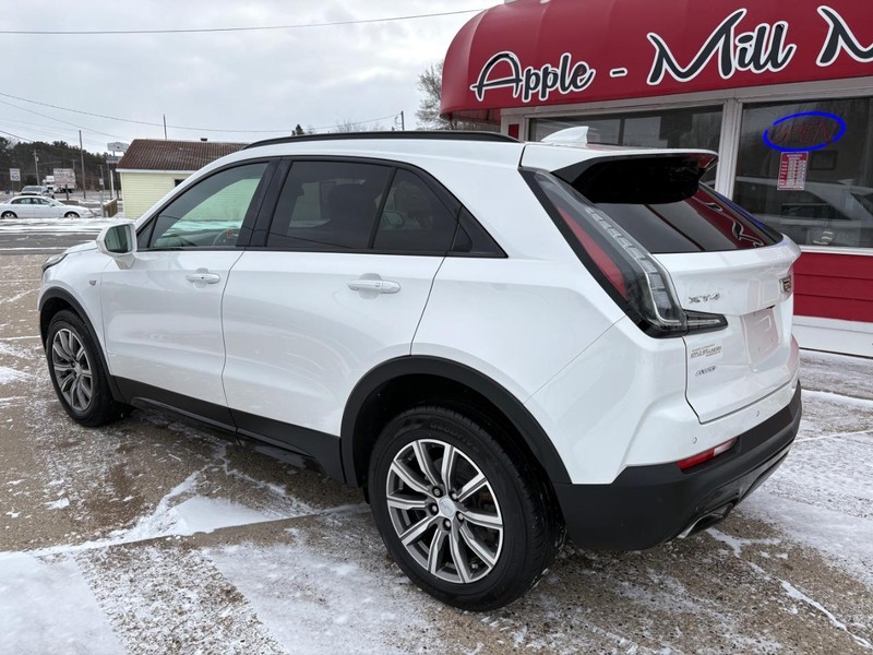 Cadillac XT4 Vehicle Full-screen Gallery Image 02