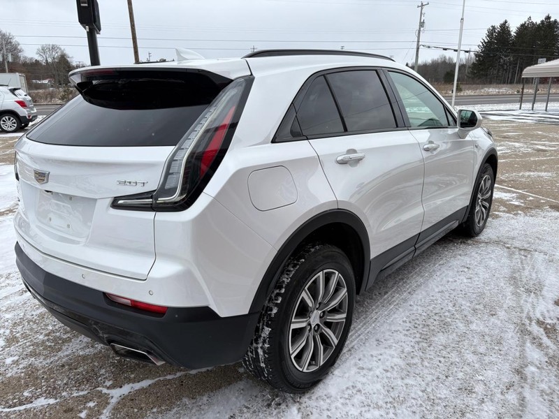 Cadillac XT4 Vehicle Full-screen Gallery Image 04