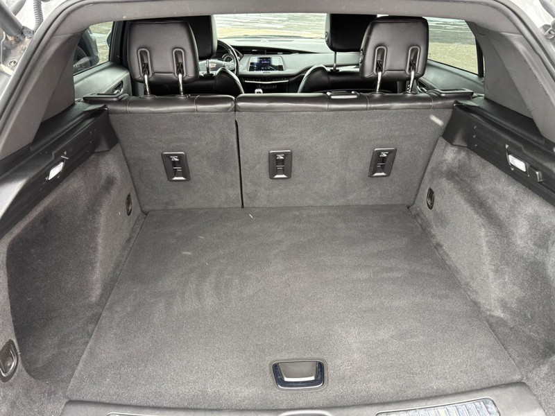 Cadillac XT4 Vehicle Full-screen Gallery Image 11